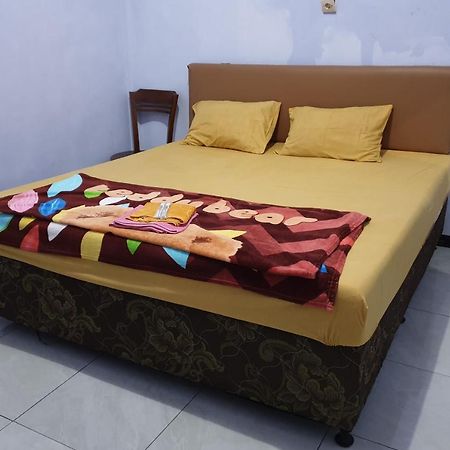 Oyo 90328 Penginapan A3 Probolinggo Exterior foto