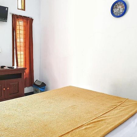 Oyo 90328 Penginapan A3 Probolinggo Exterior foto