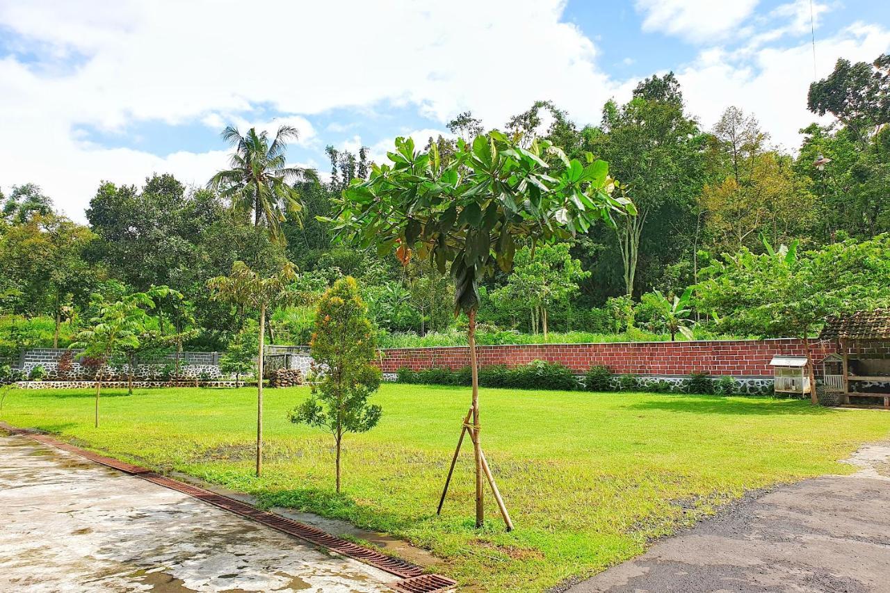 Oyo 90328 Penginapan A3 Probolinggo Exterior foto