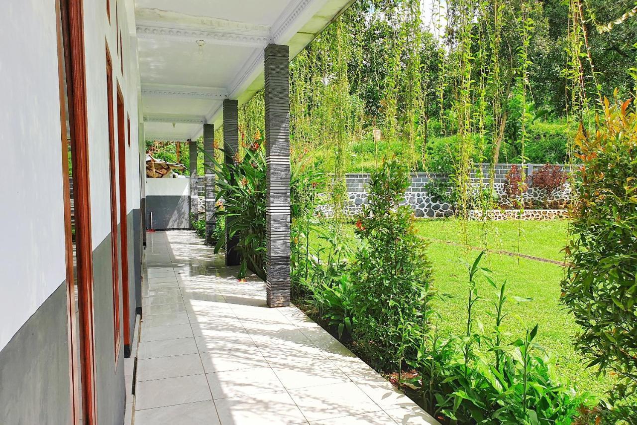 Oyo 90328 Penginapan A3 Probolinggo Exterior foto