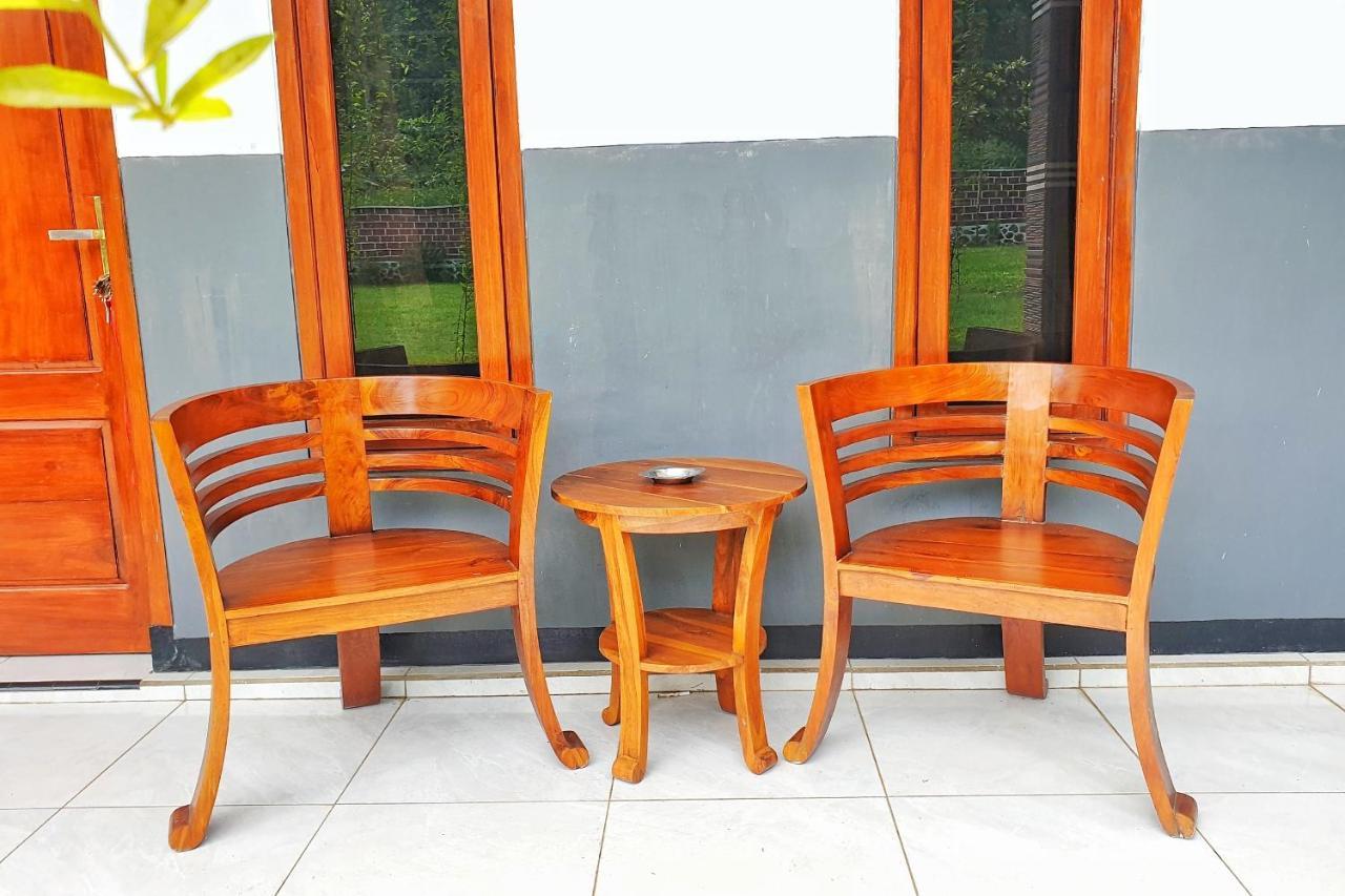 Oyo 90328 Penginapan A3 Probolinggo Exterior foto