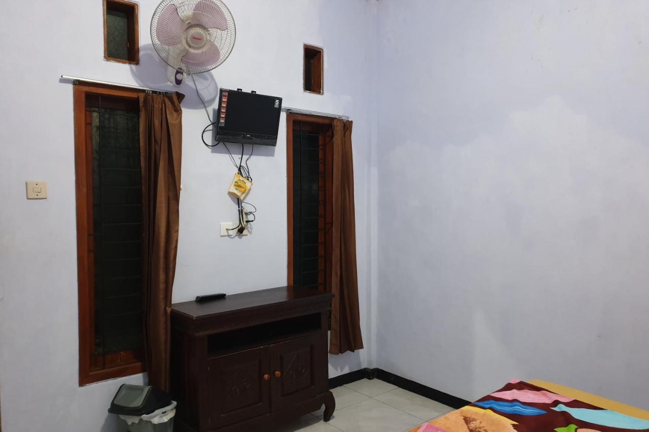 Oyo 90328 Penginapan A3 Probolinggo Exterior foto