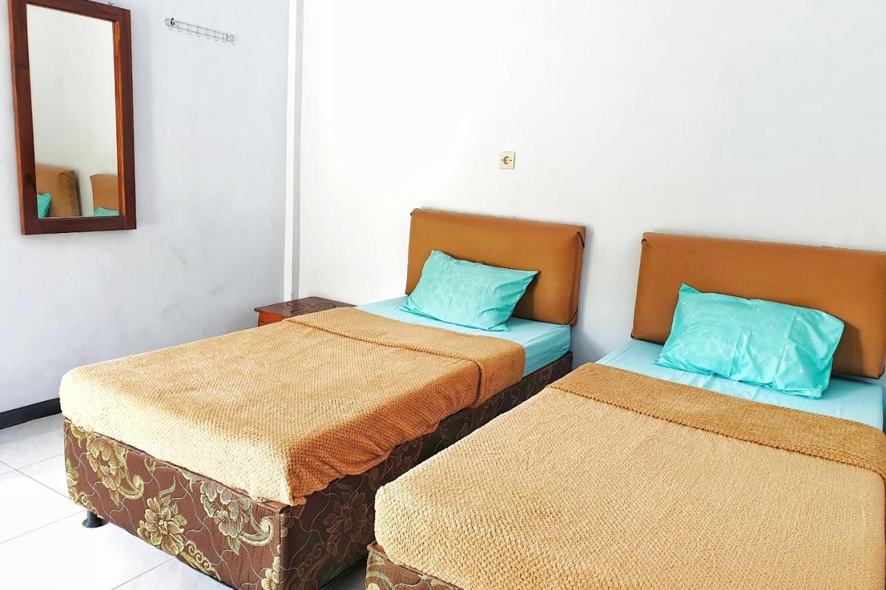 Oyo 90328 Penginapan A3 Probolinggo Exterior foto