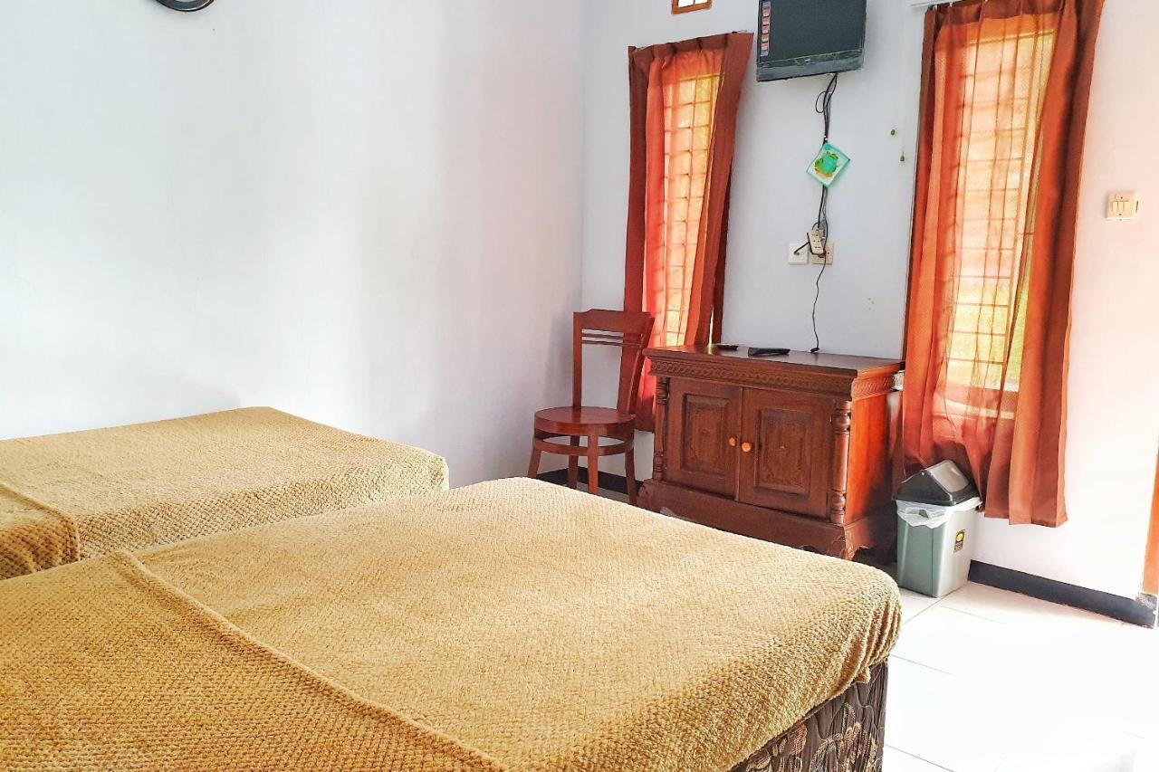 Oyo 90328 Penginapan A3 Probolinggo Exterior foto