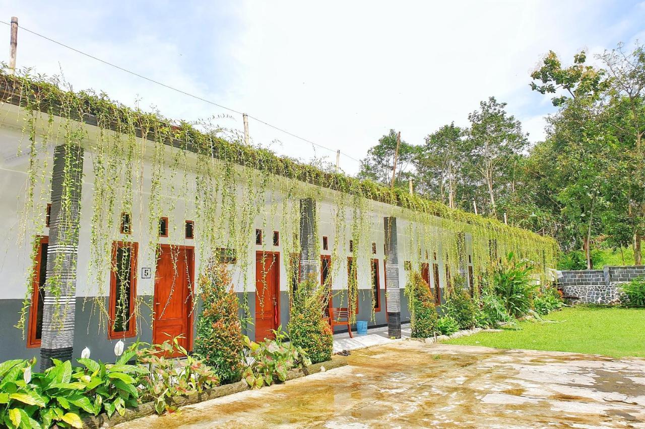 Oyo 90328 Penginapan A3 Probolinggo Exterior foto